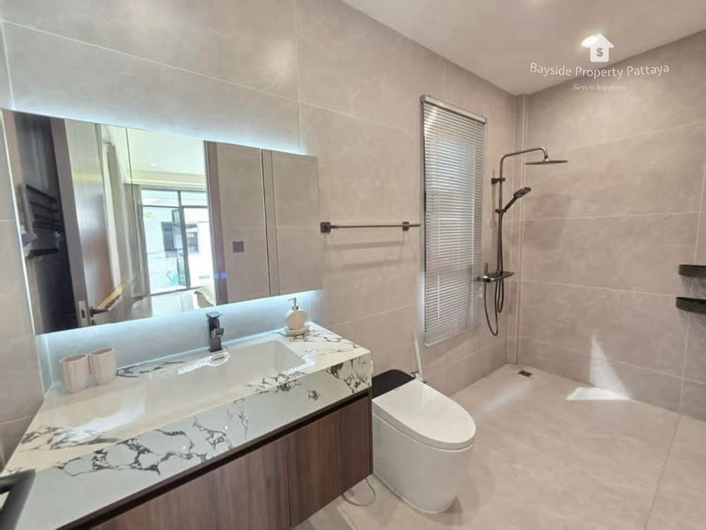 Spacious 6-Bedroom Villa for Sale in Pattaya City with Air Conditioning 8