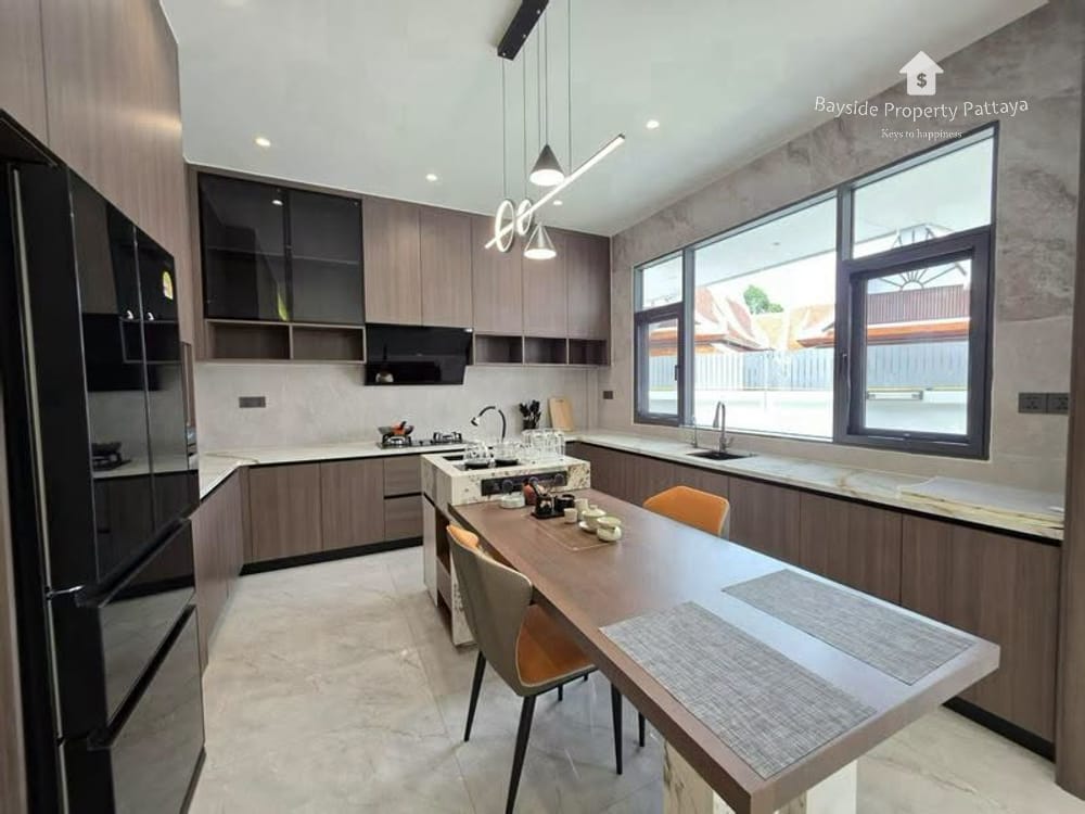 Spacious 6-Bedroom Villa for Sale in Pattaya City with Air Conditioning 9