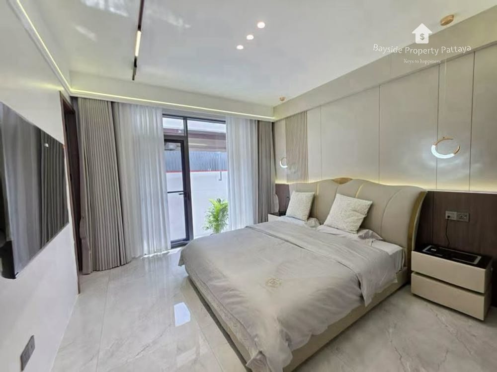Spacious 6-Bedroom Villa for Sale in Pattaya City with Air Conditioning 4