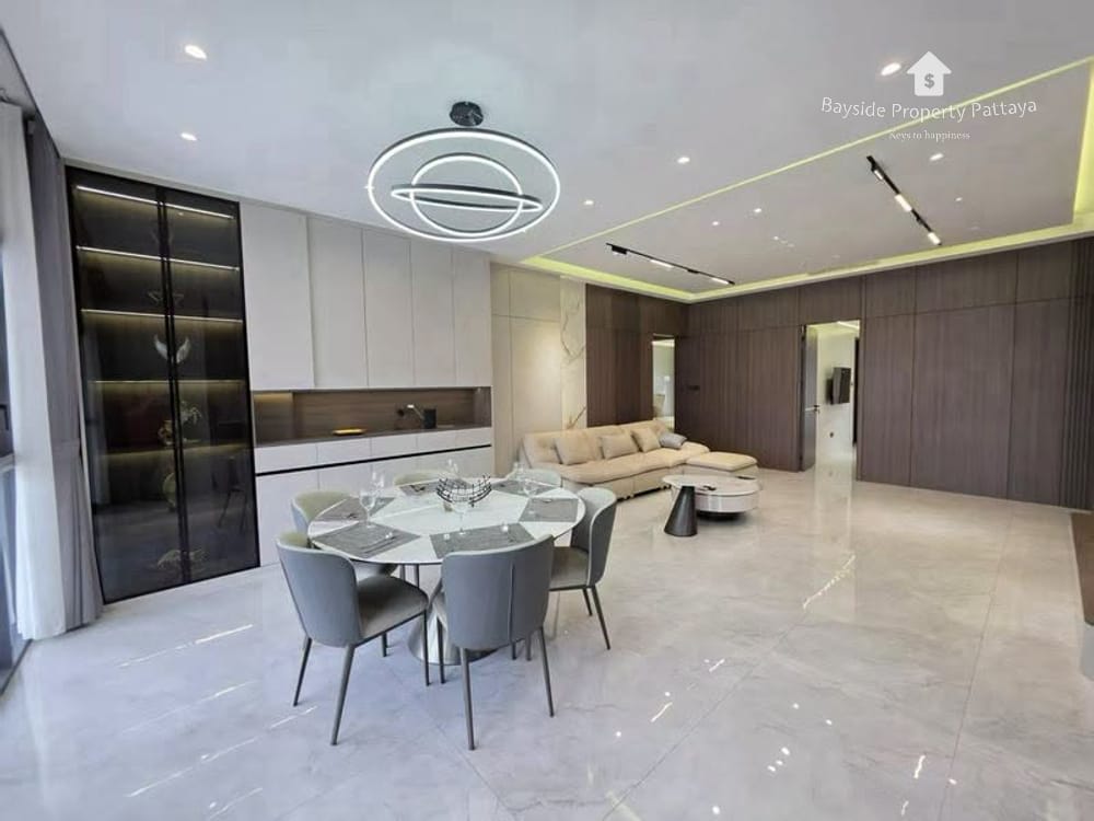 Spacious 6-Bedroom Villa for Sale in Pattaya City with Air Conditioning 3