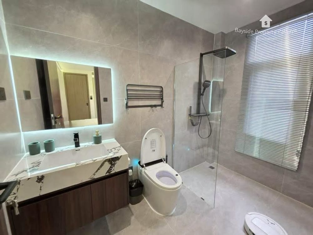 Spacious 6-Bedroom Villa for Sale in Pattaya City with Air Conditioning 10