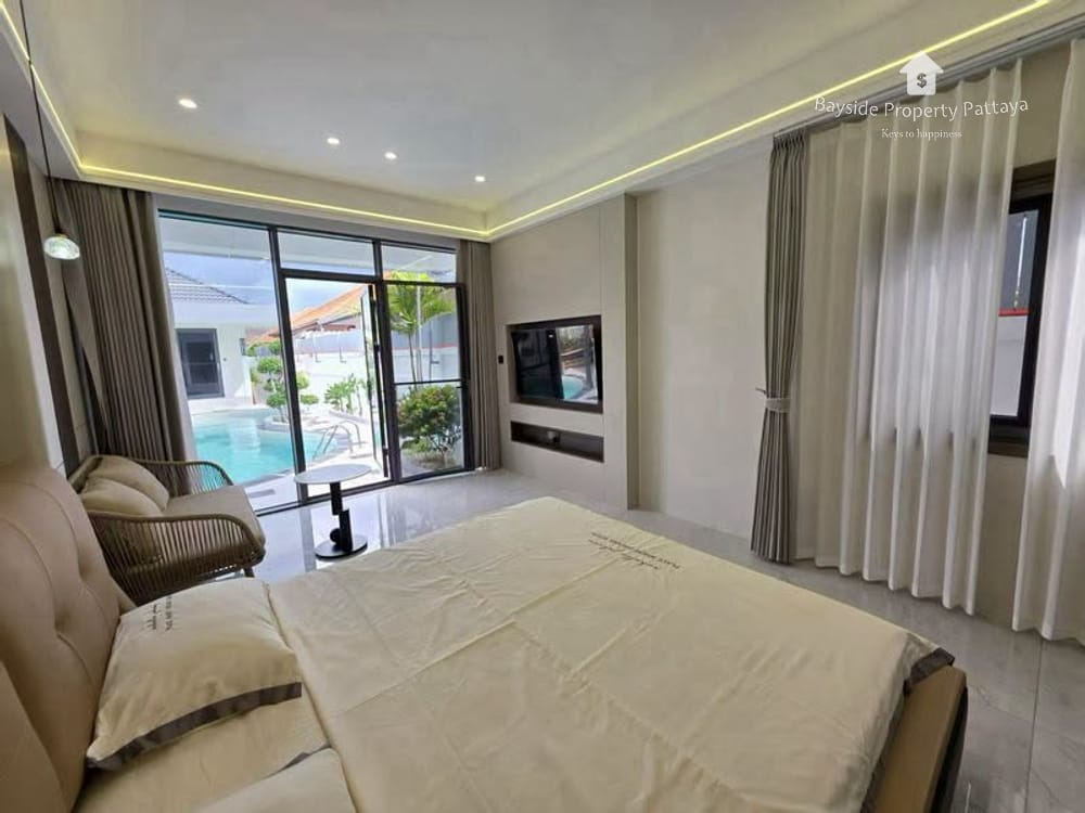 Spacious 6-Bedroom Villa for Sale in Pattaya City with Air Conditioning 11