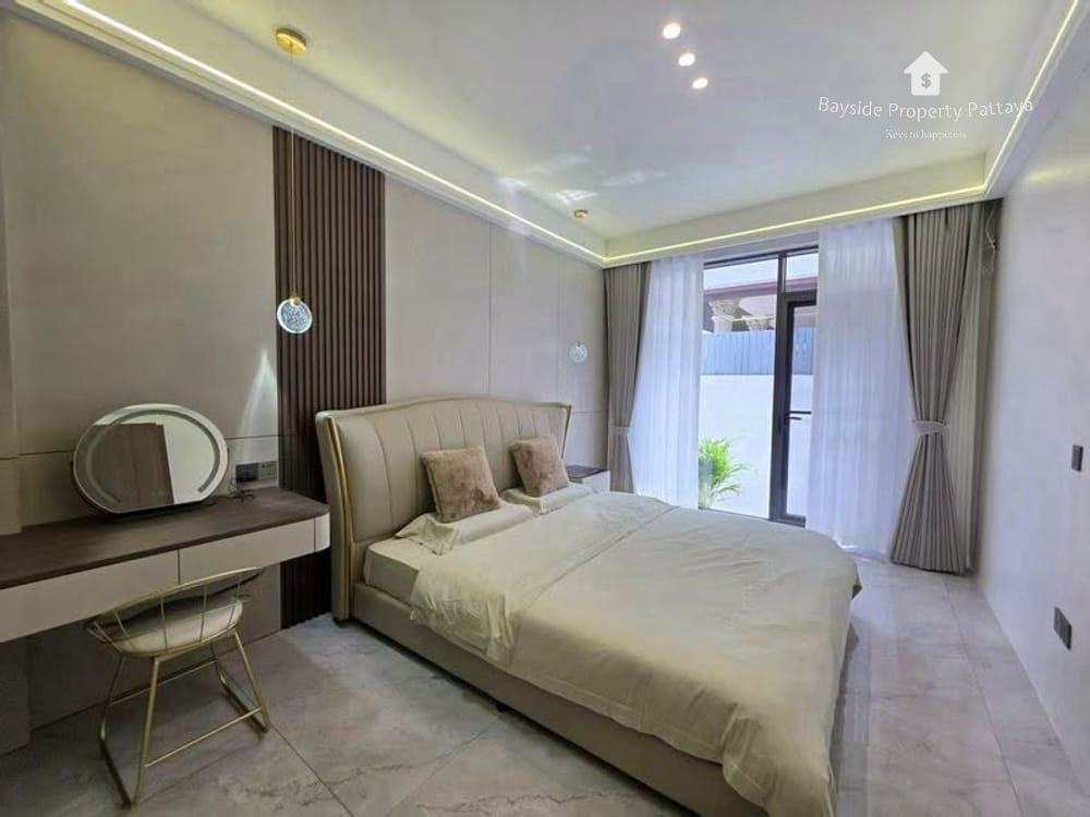 Spacious 6-Bedroom Villa for Sale in Pattaya City with Air Conditioning 12