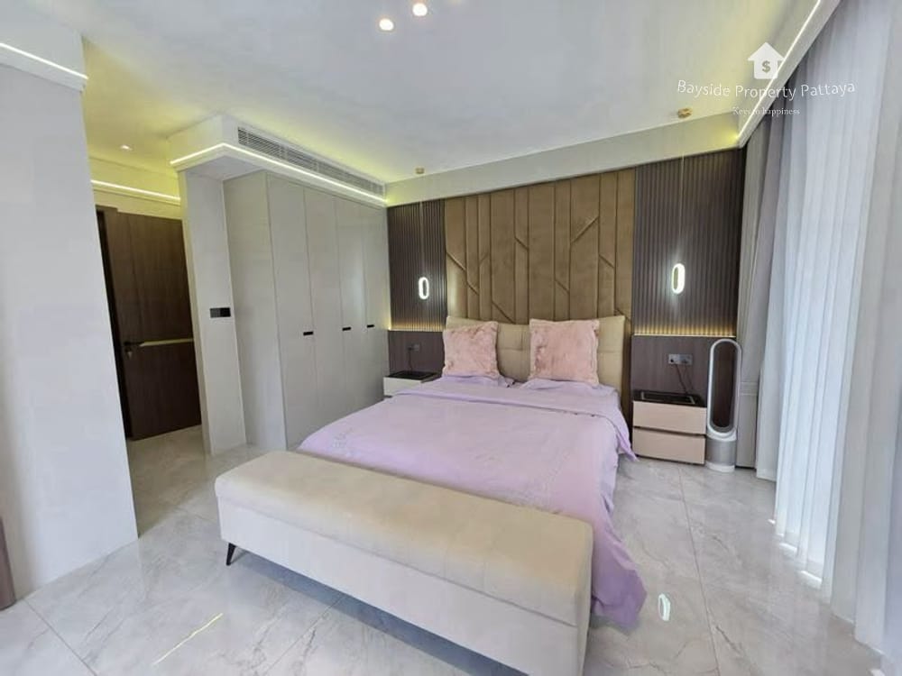 Spacious 6-Bedroom Villa for Sale in Pattaya City with Air Conditioning 13