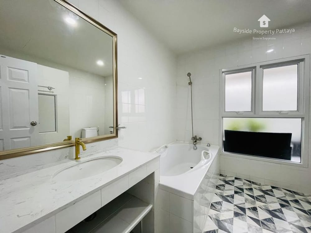 Spacious 4-Bedroom Pool Villa for Sale and Rent in East Pattaya 9