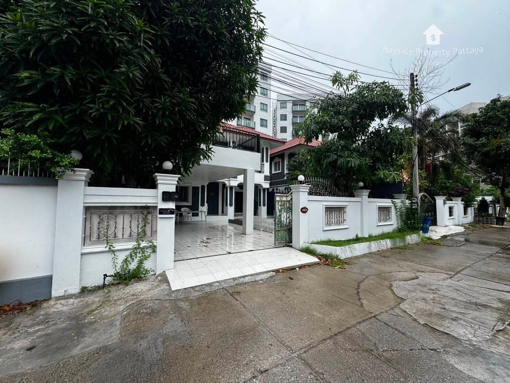 Pattaya City: Geräumige Poolvilla mit 5 SZ und Stadtblick zu verkaufen 3