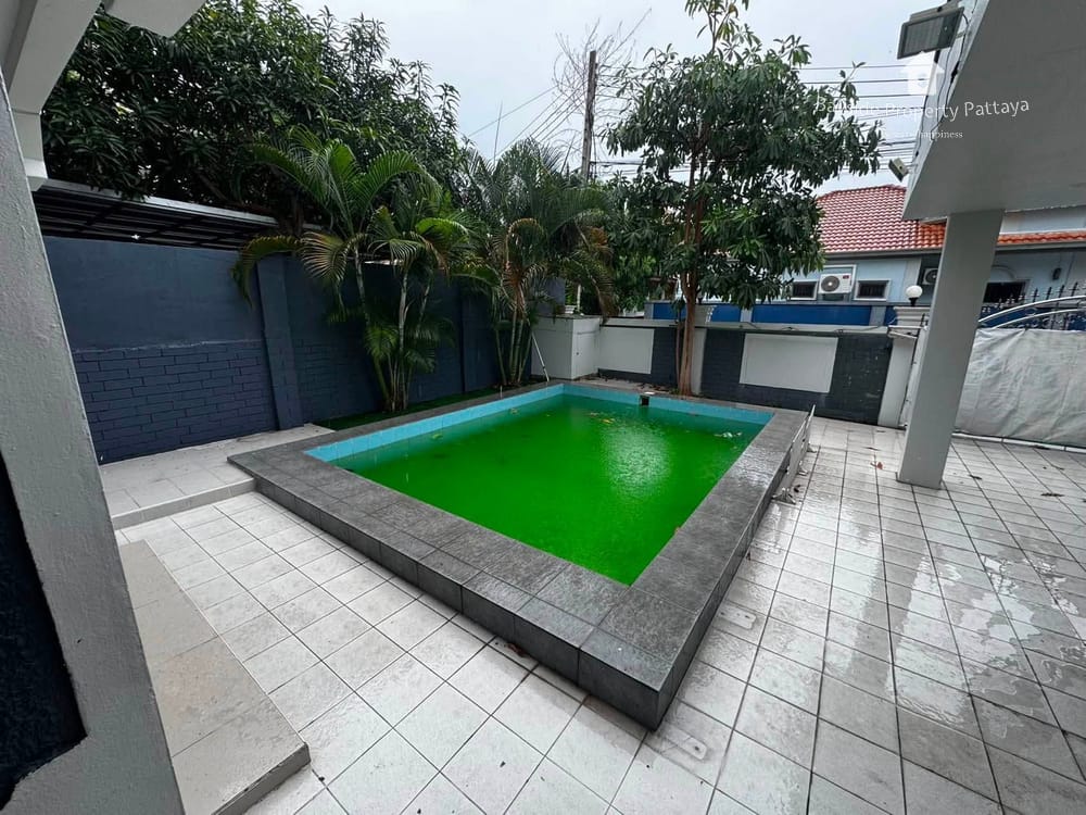 Pattaya City: Geräumige Poolvilla mit 5 SZ und Stadtblick zu verkaufen 4