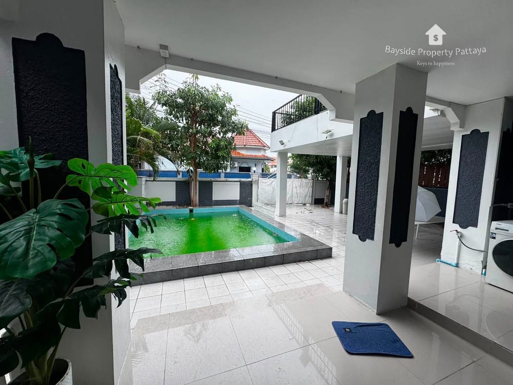 Pattaya City: Geräumige Poolvilla mit 5 SZ und Stadtblick zu verkaufen 5