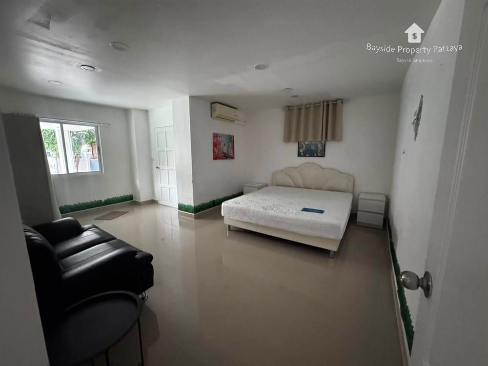 Pattaya City: Geräumige Poolvilla mit 5 SZ und Stadtblick zu verkaufen 7