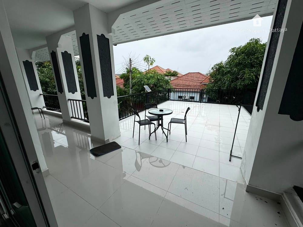Pattaya City: Geräumige Poolvilla mit 5 SZ und Stadtblick zu verkaufen 12