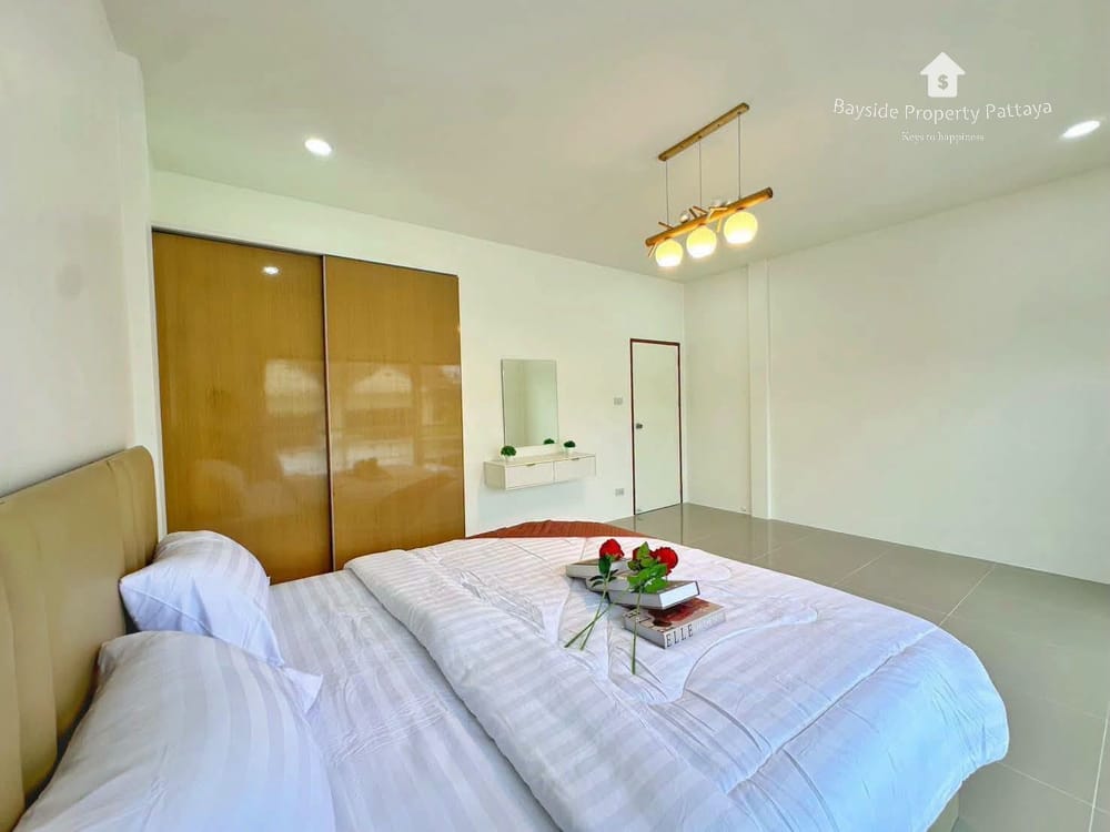 Pet-Friendly 2-Bedroom Townhouse with Air Conditioning in East Pattaya 7