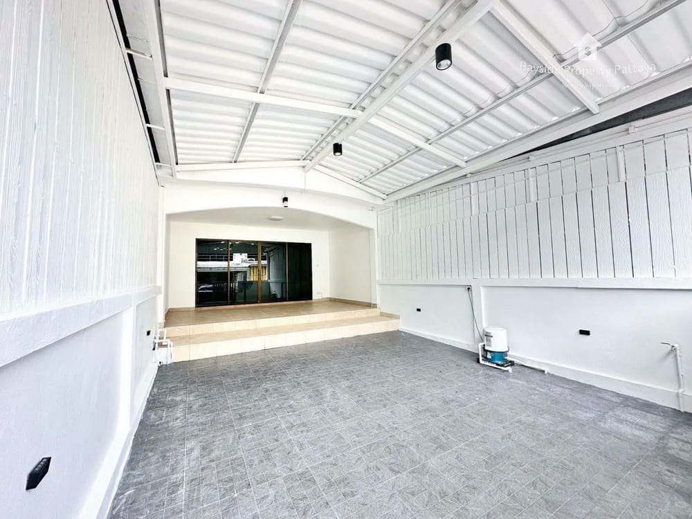 Pet-Friendly 2-Bedroom Townhouse with Air Conditioning in East Pattaya 11