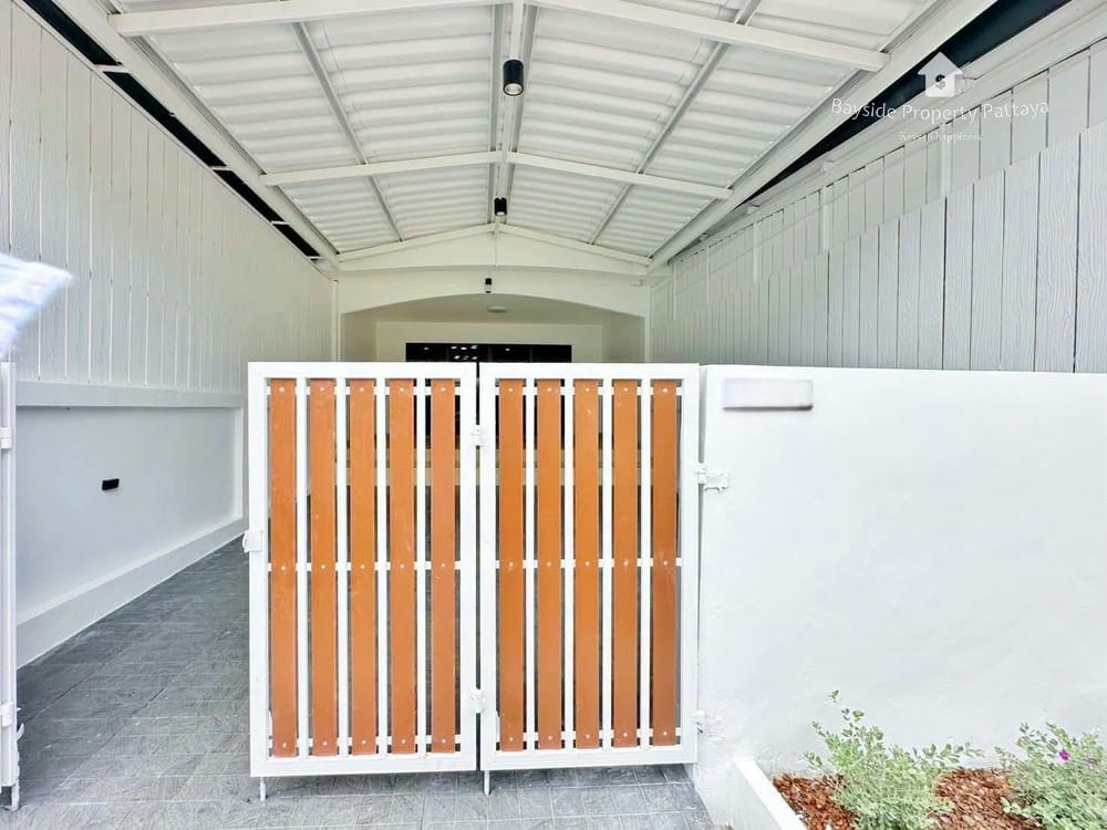 Pet-Friendly 2-Bedroom Townhouse with Air Conditioning in East Pattaya 12