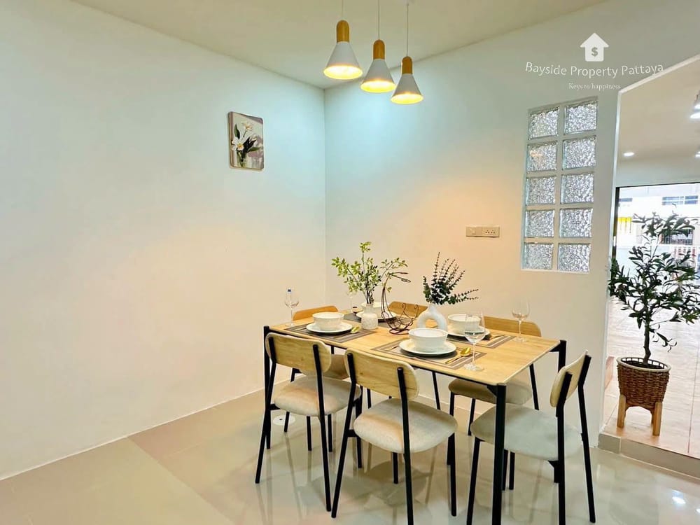 Pet-Friendly 2-Bedroom Townhouse with Air Conditioning in East Pattaya 13