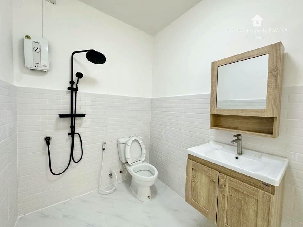 Pet-Friendly 2-Bedroom Townhouse with Air Conditioning in East Pattaya 21