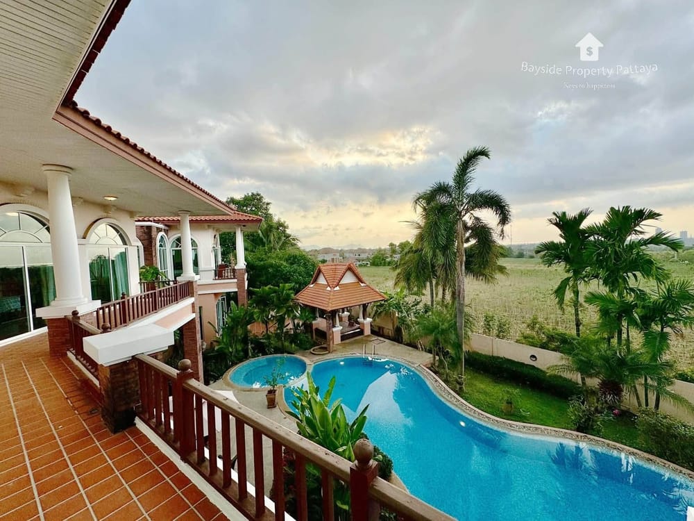 Moderne Poolvilla mit 4 Schlafzimmern zum Verkauf in Huai Yai, Pattaya 2