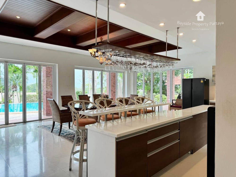 Moderne Poolvilla mit 4 Schlafzimmern zum Verkauf in Huai Yai, Pattaya 5