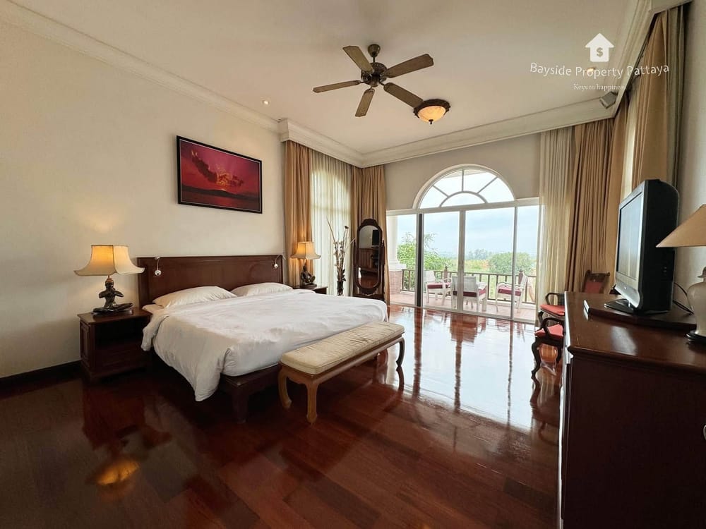 Moderne Poolvilla mit 4 Schlafzimmern zum Verkauf in Huai Yai, Pattaya 8