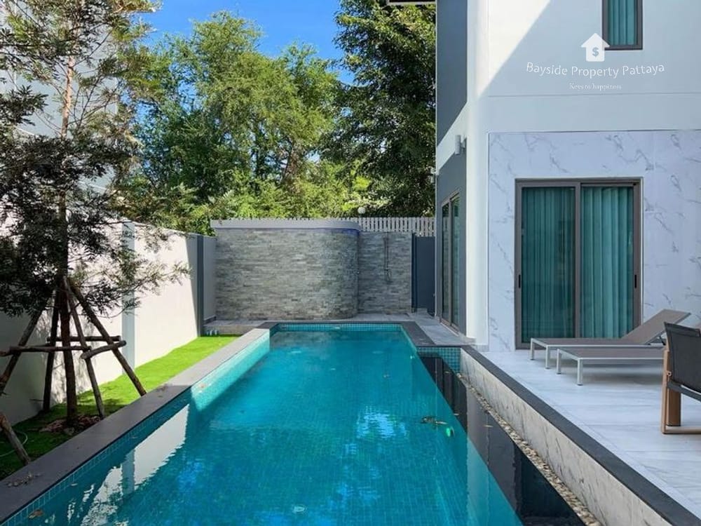 Spacious 5-Bedroom Pool Villa for Sale in East Pattaya - Pet Friendly with 24/7 Security 2