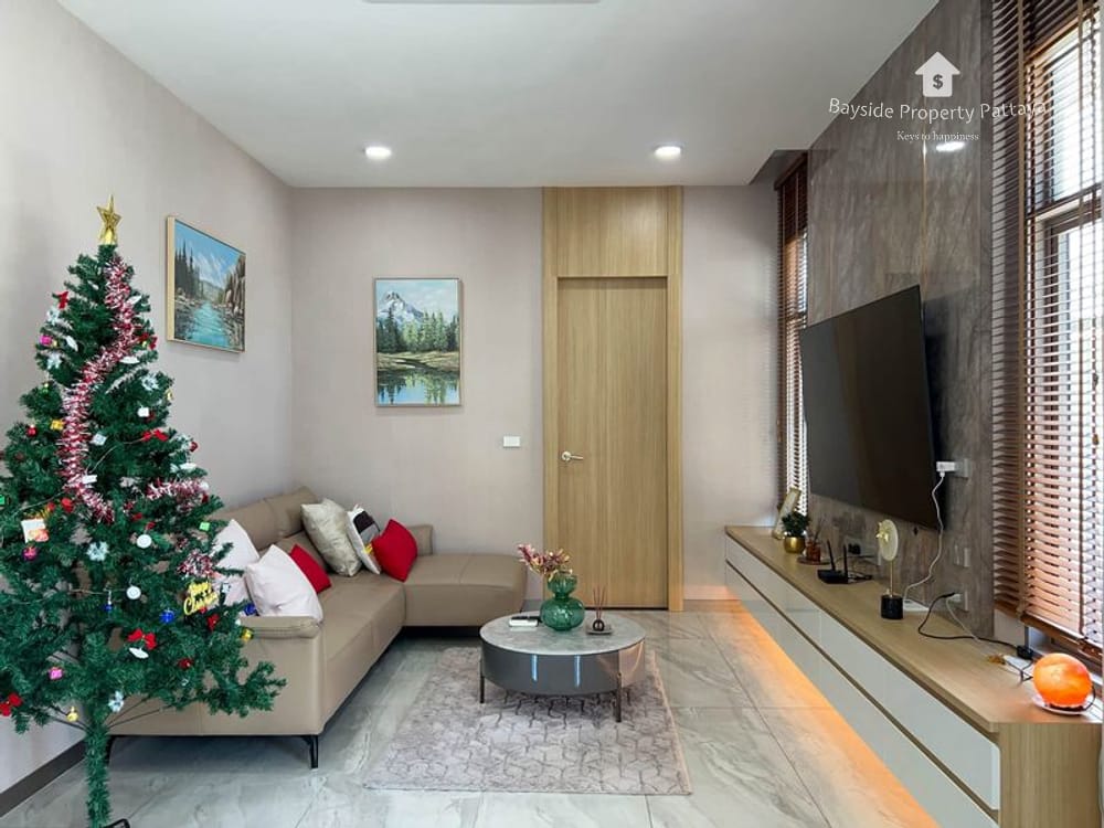 Spacious 5-Bedroom Pool Villa for Sale in East Pattaya - Pet Friendly with 24/7 Security 8