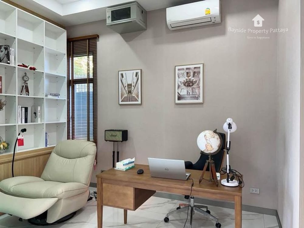 Spacious 5-Bedroom Pool Villa for Sale in East Pattaya - Pet Friendly with 24/7 Security 17