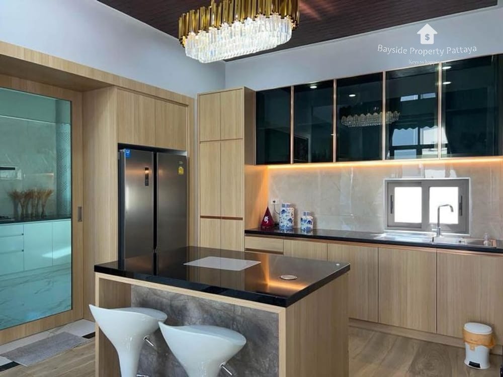 Spacious 5-Bedroom Pool Villa for Sale in East Pattaya - Pet Friendly with 24/7 Security 11