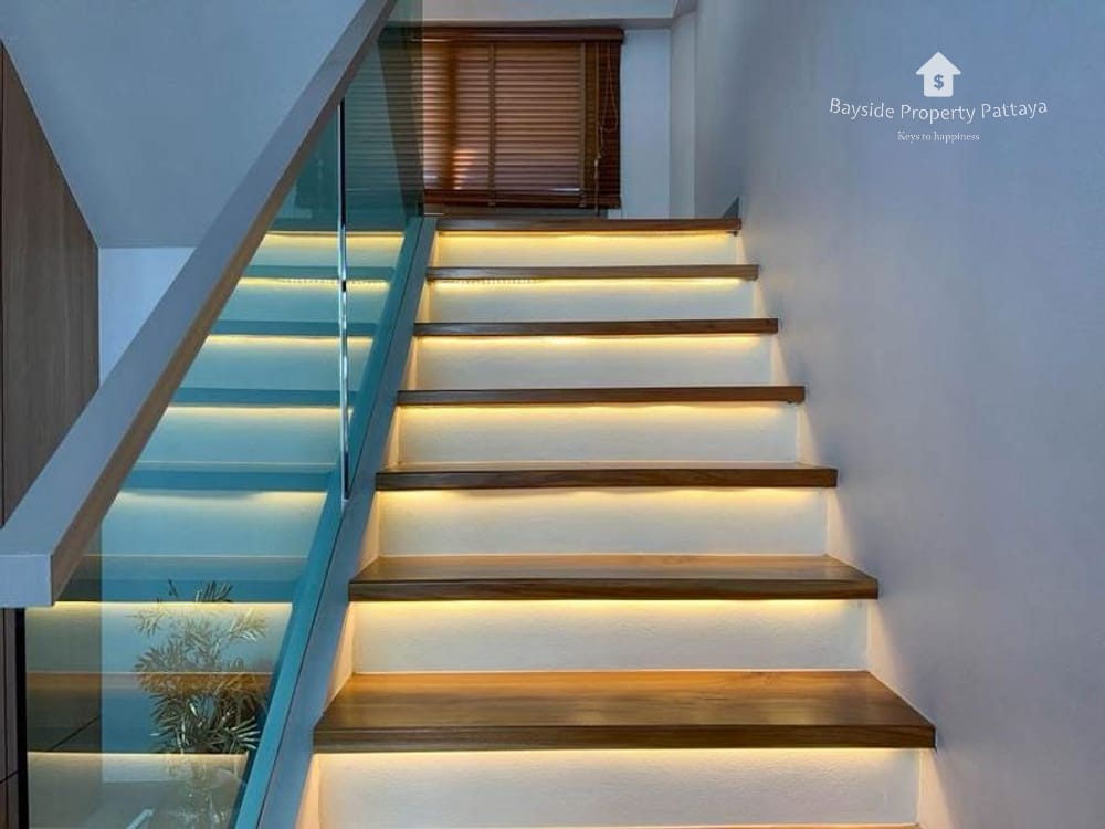 Spacious 5-Bedroom Pool Villa for Sale in East Pattaya - Pet Friendly with 24/7 Security 10