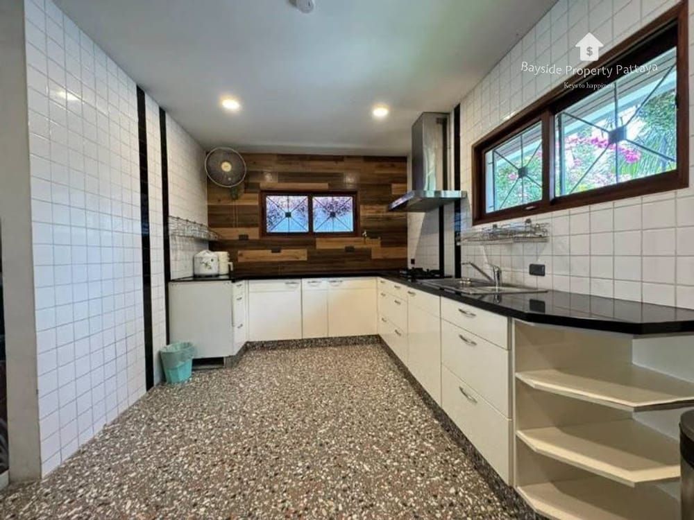 Geräumiges Einfamilienhaus mit 5 Schlafzimmern und Klimaanlage in East Pattaya 9