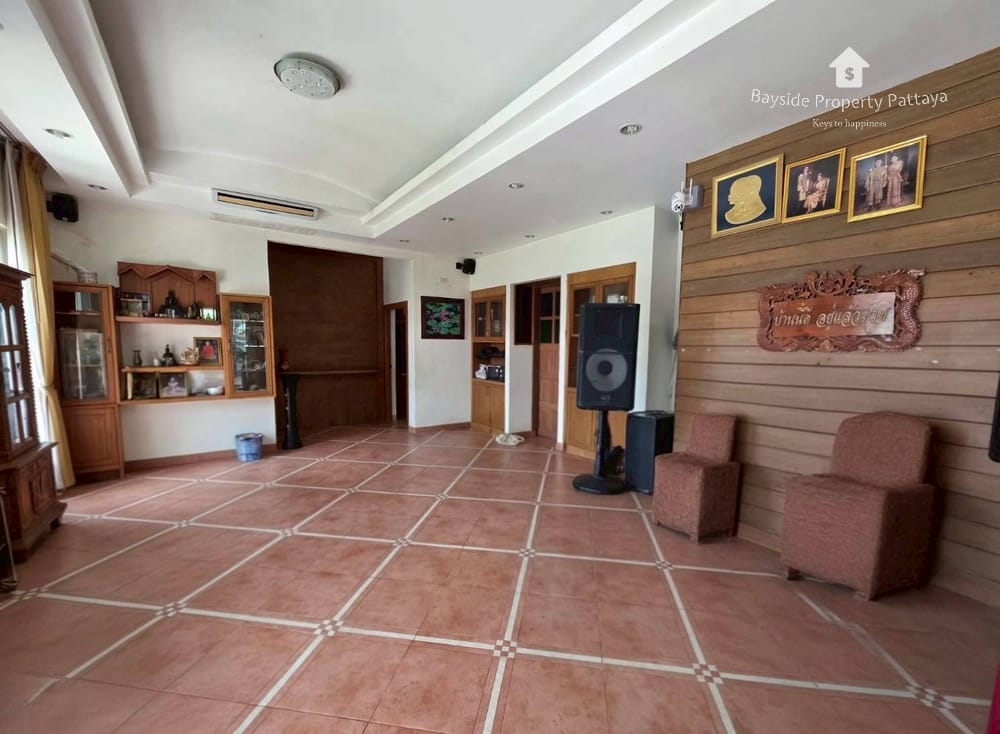 Spacious 3-Bedroom House with Parking in East Pattaya for Sale 3