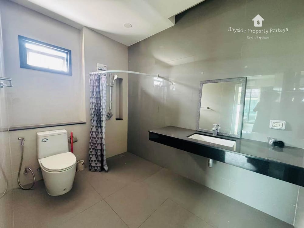 Spacious 4-Bedroom Detached House for Sale in Nong Pla Lai, Pattaya with Air Conditioning 3