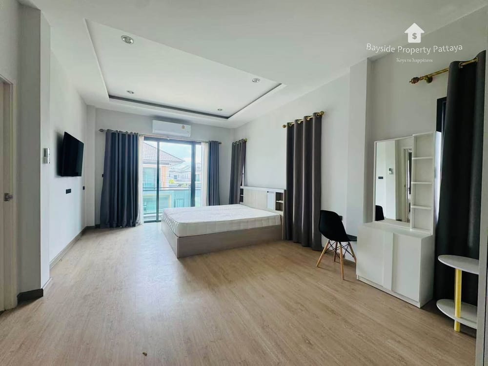 Spacious 4-Bedroom Detached House for Sale in Nong Pla Lai, Pattaya with Air Conditioning 5