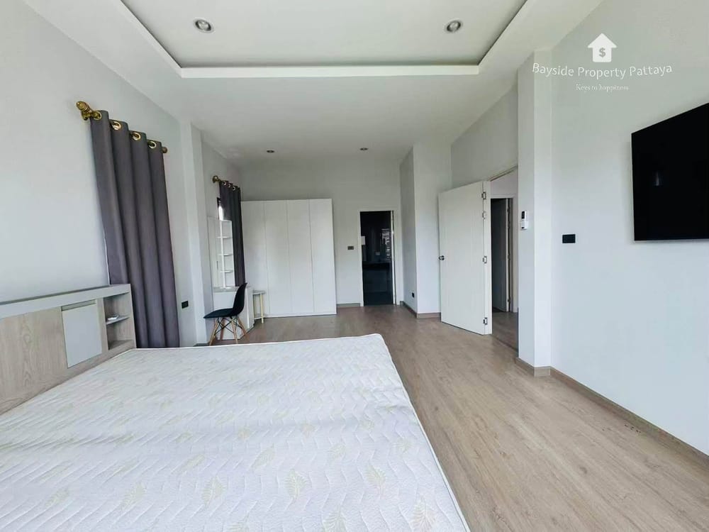 Spacious 4-Bedroom Detached House for Sale in Nong Pla Lai, Pattaya with Air Conditioning 10