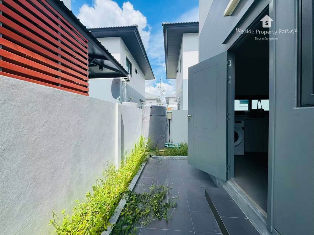 Spacious 4-Bedroom Detached House for Sale in Nong Pla Lai, Pattaya with Air Conditioning 13