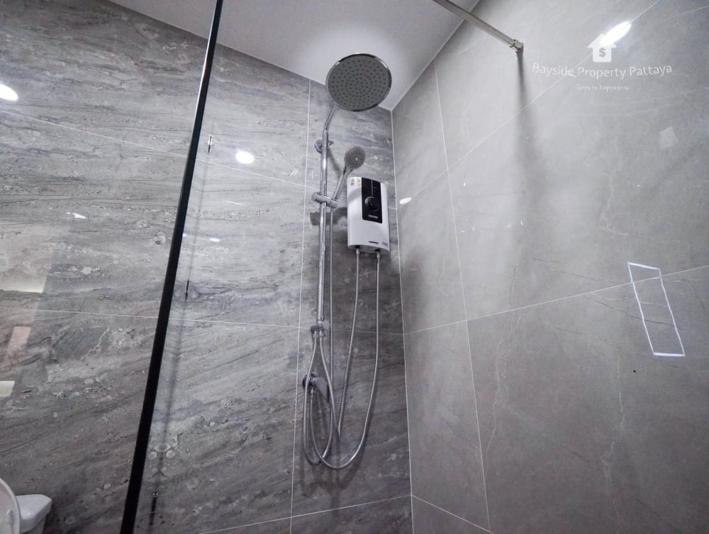 Spacious 4-Bedroom Detached House for Sale in East Pattaya with Air Conditioning 5