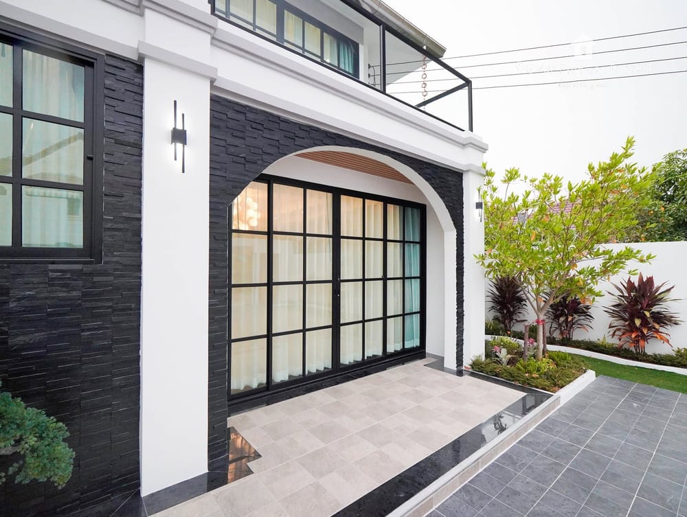 Spacious 4-Bedroom Detached House for Sale in East Pattaya with Air Conditioning 10