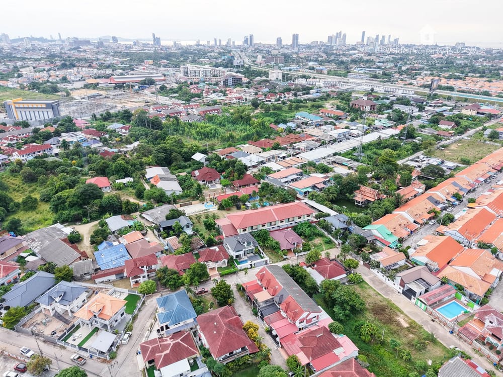 Spacious 4-Bedroom Detached House for Sale in East Pattaya with Air Conditioning 27