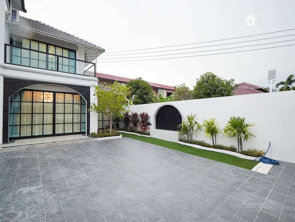 Spacious 4-Bedroom Detached House for Sale in East Pattaya with Air Conditioning 31