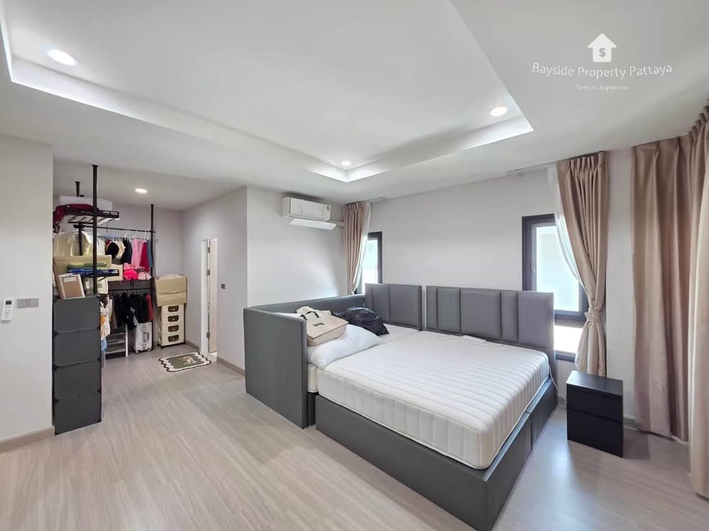 Spacious 4-Bedroom Villa for Sale in East Pattaya with Air Conditioning 8