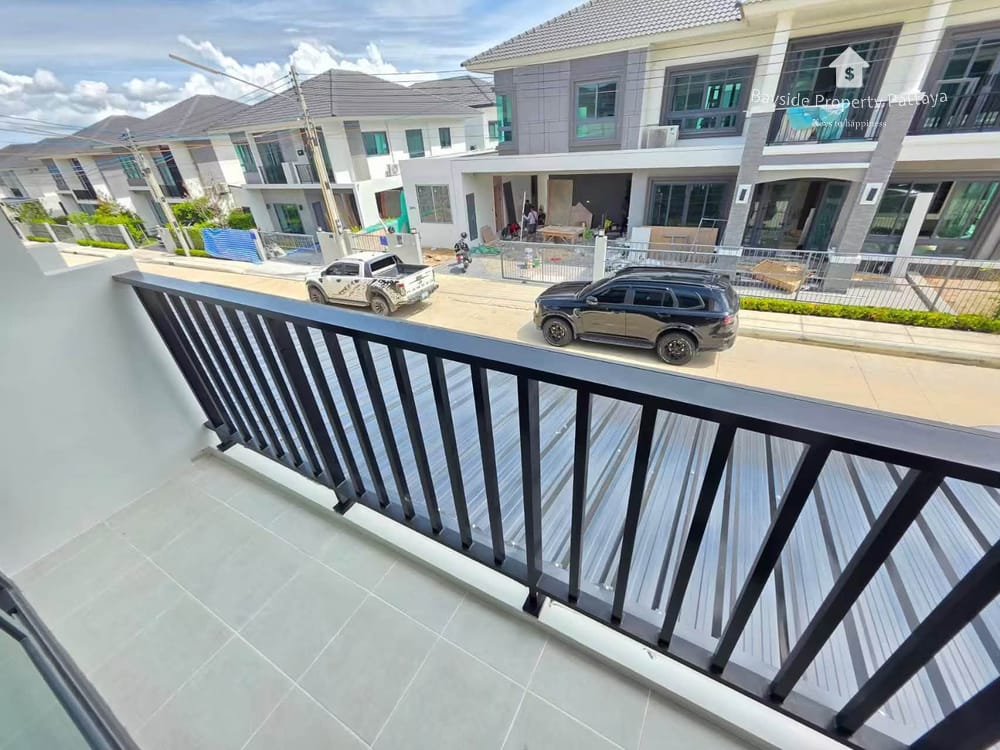 Spacious 4-Bedroom Villa for Sale in East Pattaya with Air Conditioning 9