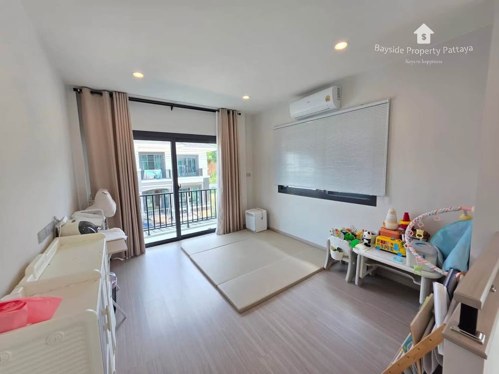 Spacious 4-Bedroom Villa for Sale in East Pattaya with Air Conditioning 10