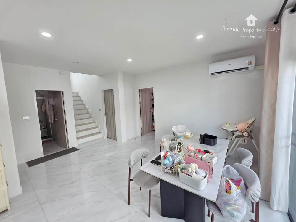 Spacious 4-Bedroom Villa for Sale in East Pattaya with Air Conditioning 4