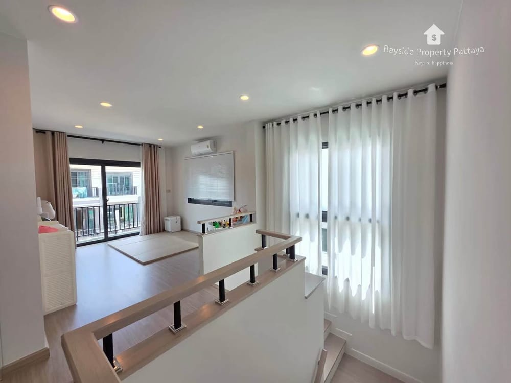 Spacious 4-Bedroom Villa for Sale in East Pattaya with Air Conditioning 23