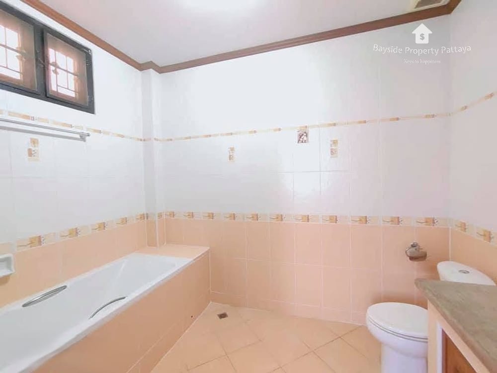 Spacious 3-Bedroom Detached House with Air Conditioning in East Pattaya 17