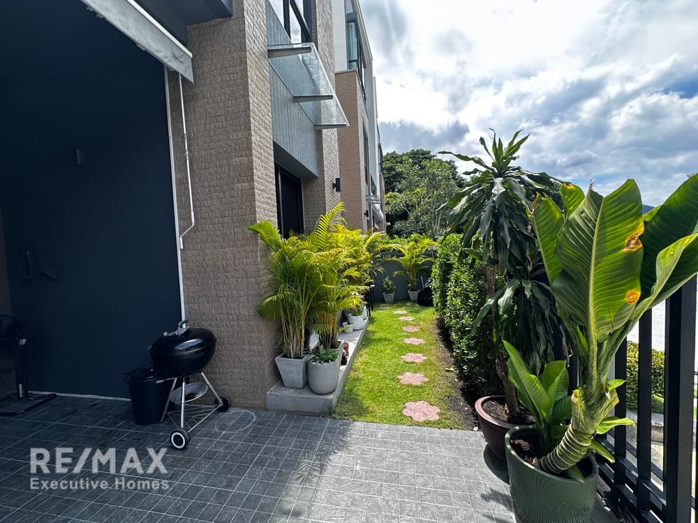  For sale 13.9 million baht | 200 sq m, 3.5 floors, built-in furniture worth 2.8 million baht | Estara Haven Phatthanakan 20 2