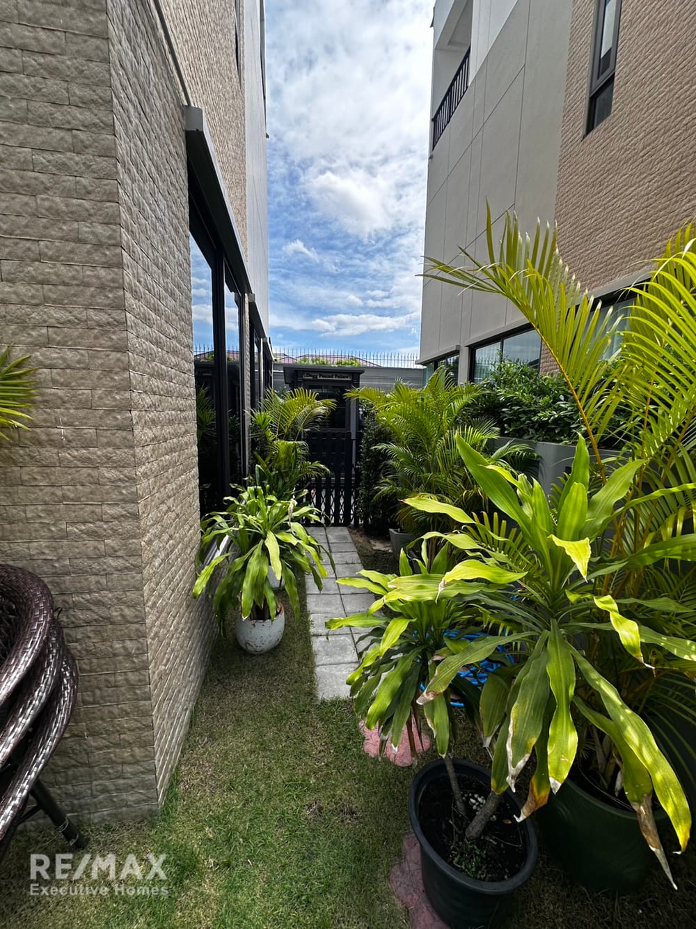  For sale 13.9 million baht | 200 sq m, 3.5 floors, built-in furniture worth 2.8 million baht | Estara Haven Phatthanakan 20 3