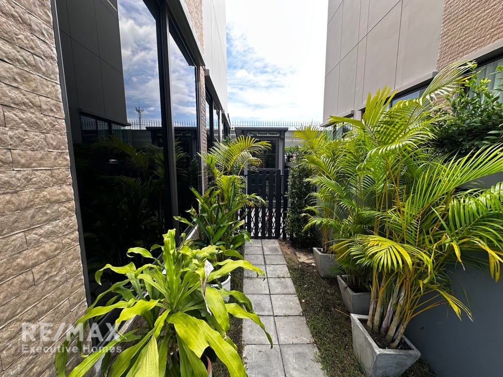  For sale 13.9 million baht | 200 sq m, 3.5 floors, built-in furniture worth 2.8 million baht | Estara Haven Phatthanakan 20 4