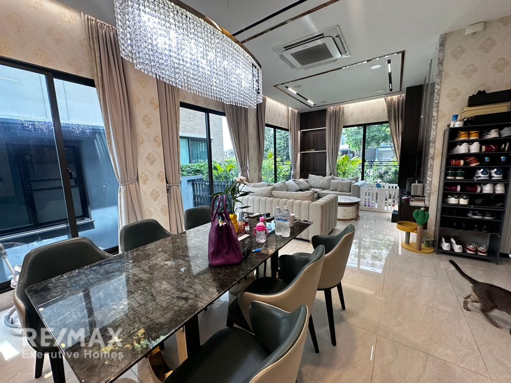  For sale 13.9 million baht | 200 sq m, 3.5 floors, built-in furniture worth 2.8 million baht | Estara Haven Phatthanakan 20 5