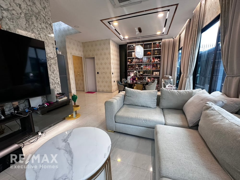  For sale 13.9 million baht | 200 sq m, 3.5 floors, built-in furniture worth 2.8 million baht | Estara Haven Phatthanakan 20 6