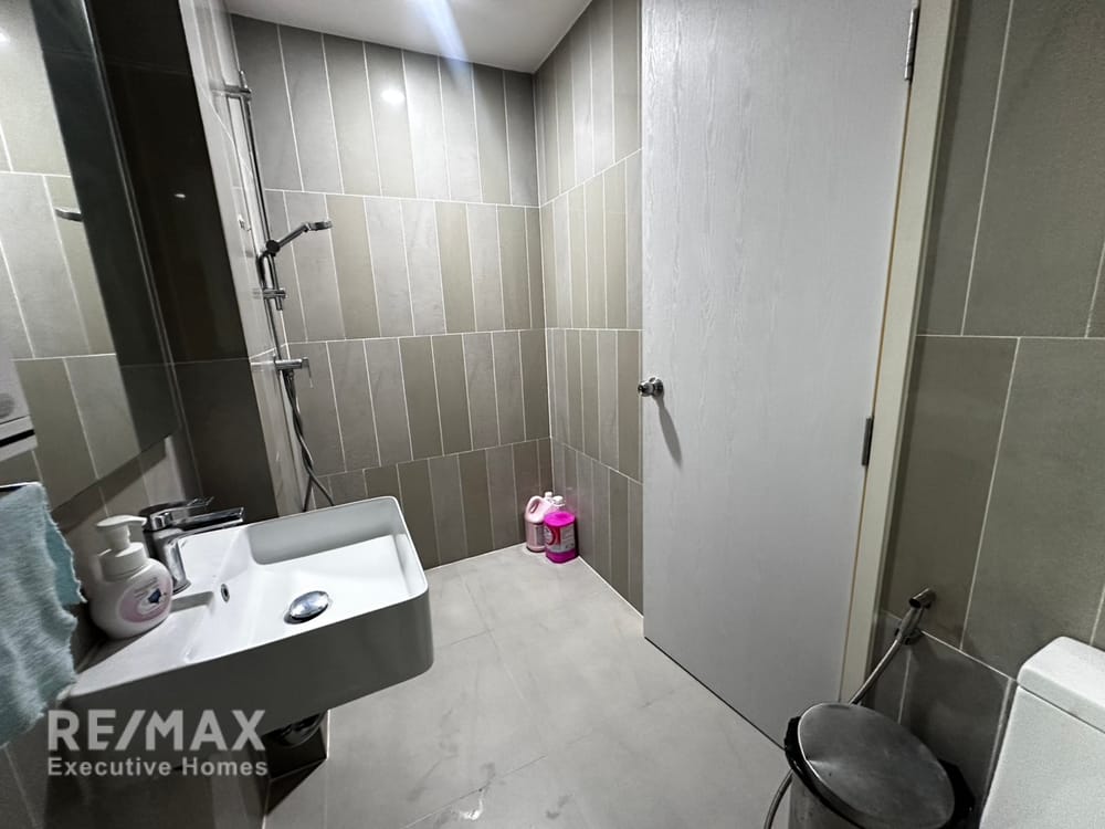  For sale 13.9 million baht | 200 sq m, 3.5 floors, built-in furniture worth 2.8 million baht | Estara Haven Phatthanakan 20 7