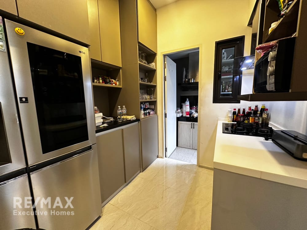  For sale 13.9 million baht | 200 sq m, 3.5 floors, built-in furniture worth 2.8 million baht | Estara Haven Phatthanakan 20 8